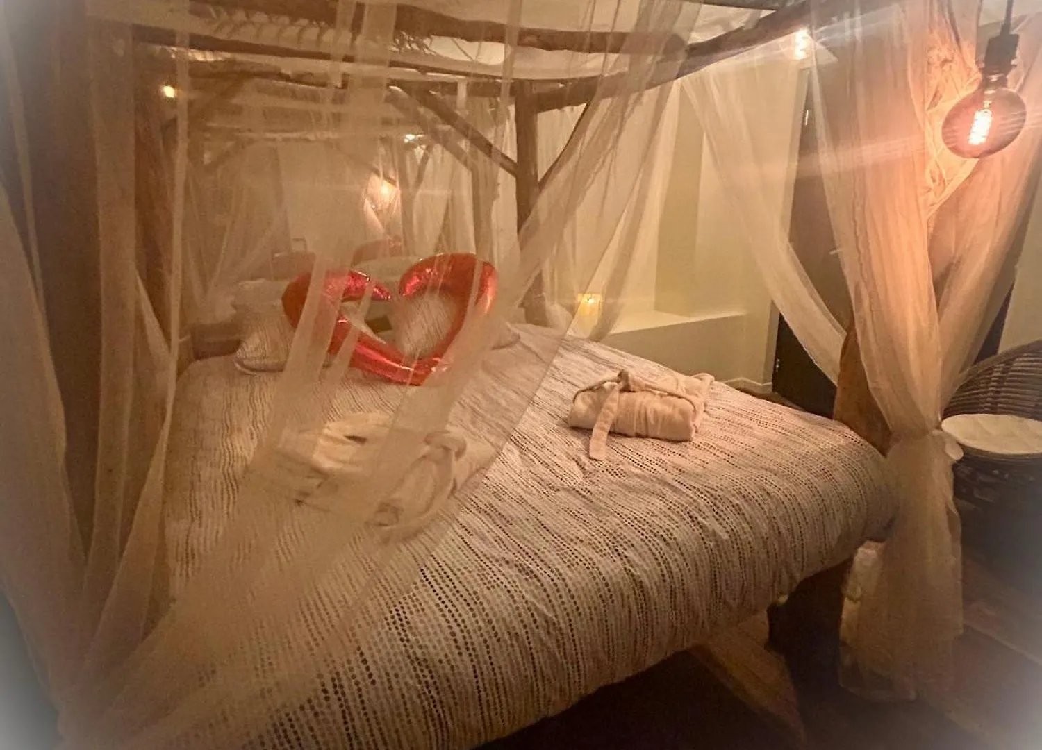 Love Room Spa Jacuzzi Sauna Et Donjon - Taniere De-Plaisirs Villefranche-sur-Saone